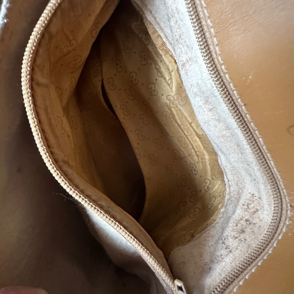 Authentic Gucci Leather Crossbody/Shoulder Bag. - Picture 4 of 14